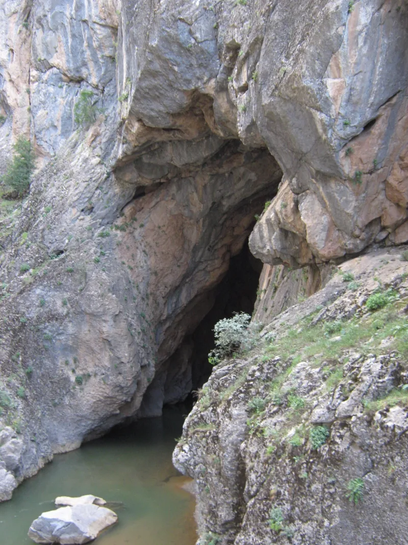 Le tunnel du Tigre (Dicle Tüneli) — reliefs assyriens à la source du Tigre